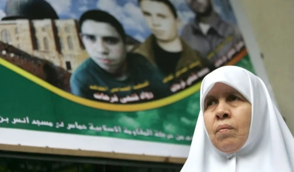 El mártir es hijo de la exdiputada Umm Nidal Farhat, figura emblemática de la resistencia palestina, conocida como la “Khansaa de Palestina”.