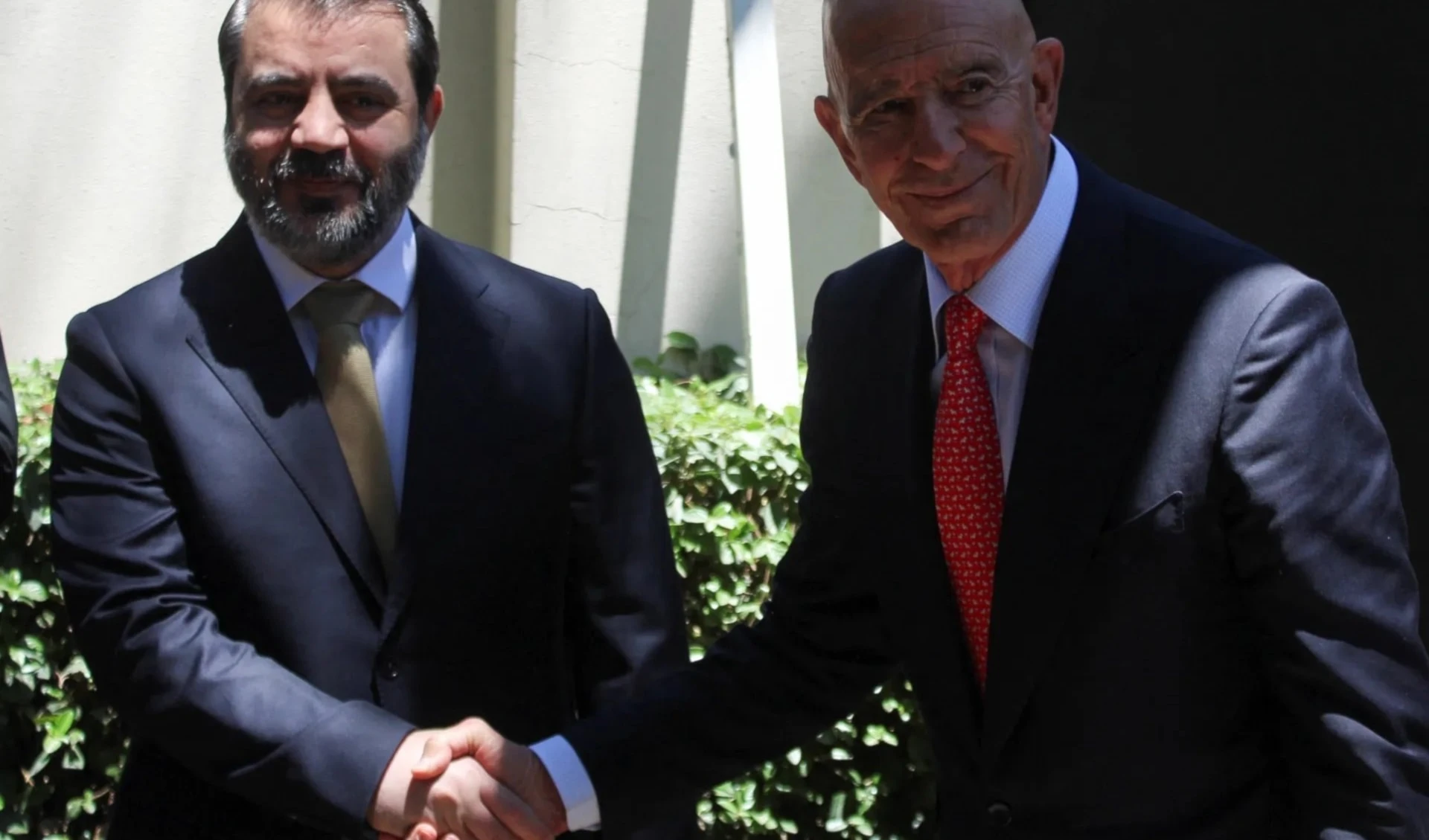 El enviado estadounidense Tom Barrack y el ministro de Exteriores sirio Asaad al-Shaibani en Siria. (Foto: Agencias)