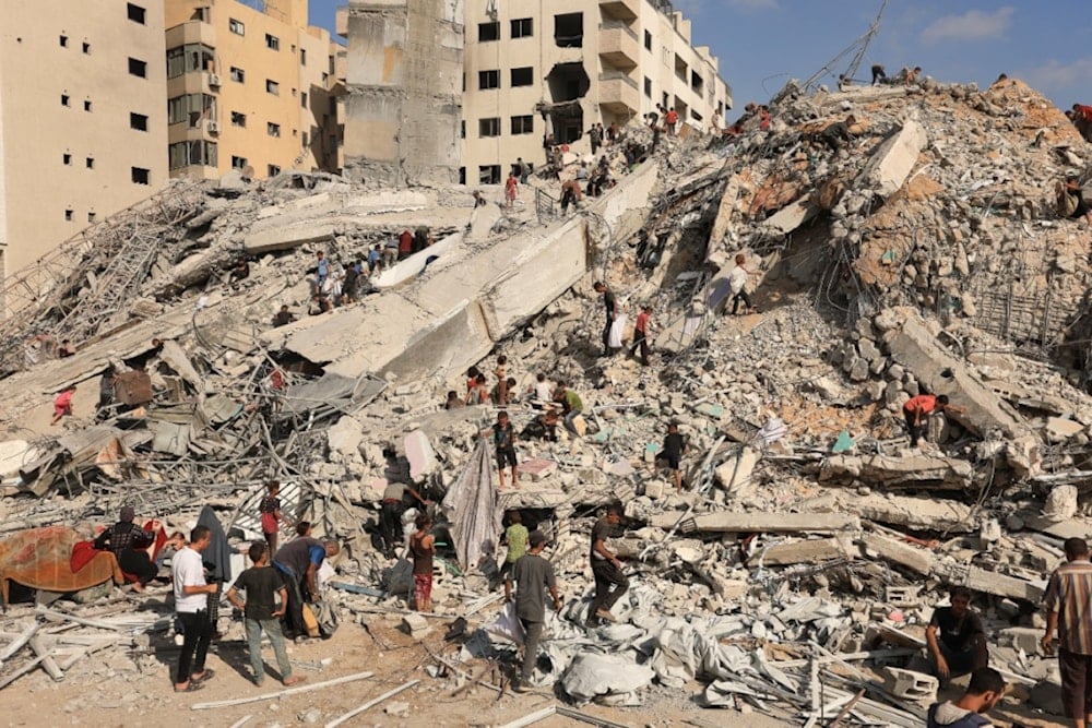 Palestinos inspeccionan un edificio destruido por los bombardeos israelíes en la ciudad de Gaza. (Foto: Reuters)