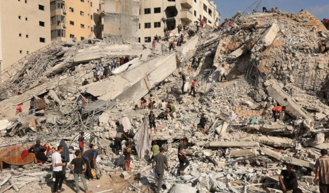 Palestinos inspeccionan un edificio destruido por los bombardeos israelíes en la ciudad de Gaza. (Foto: Reuters)