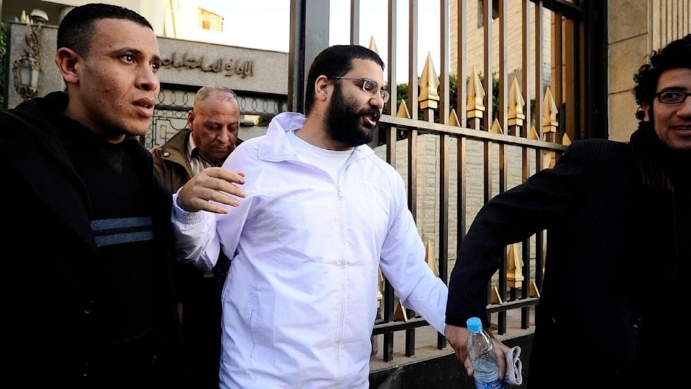 Alaa Abdel Fatah abandola la jefatura de la policía de El Cairo tras su liberación en 2011.